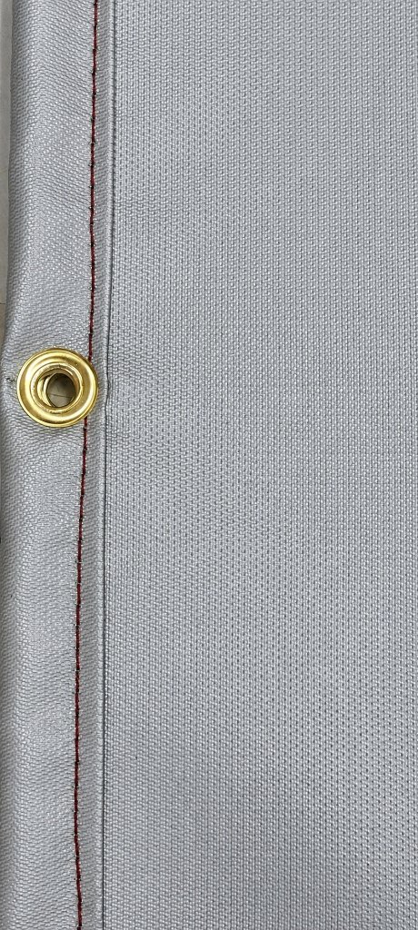 Detalle de costuras reforzadas y ojillos de latón